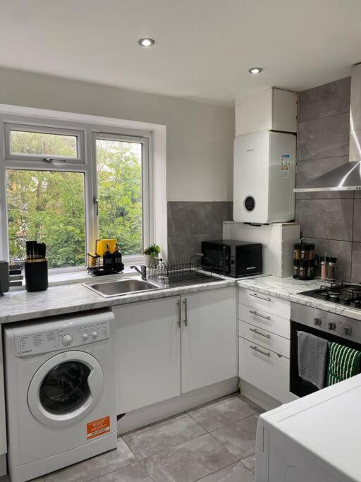 Luxury 2 Bedroom Apartment, Parking, Few Minutes Walk From Wembley Stadium London Ngoại thất bức ảnh