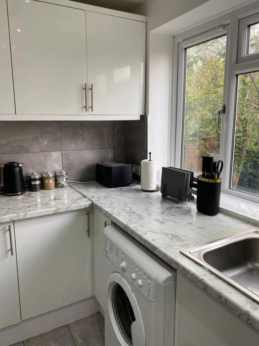 Luxury 2 Bedroom Apartment, Parking, Few Minutes Walk From Wembley Stadium London Ngoại thất bức ảnh